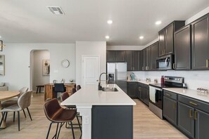 Køleskab, mikrobølgeovn, ovn, kogeplade