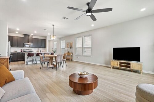 4 Bed 2 Bath Beauty Spacious Gem