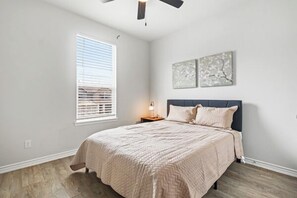 4 habitaciones, tabla de planchar con plancha, wifi y ropa de cama 