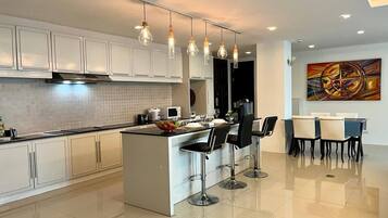 Kühlschrank, Mikrowelle, Herdplatte, Wasserkocher mit Kaffee-/Teezubehör