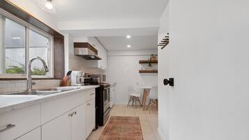 Køleskab, mikrobølgeovn, ovn, kogeplade