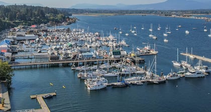 2 Bedroom suite with hot tub! Minutes to local attractions, trails and dining