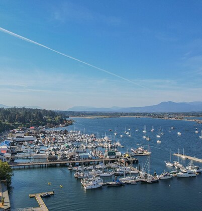 2 Bedroom suite with hot tub! Minutes to local attractions, trails and dining