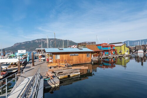 2 Bedroom suite with hot tub! Minutes to local attractions, dining, and trails!