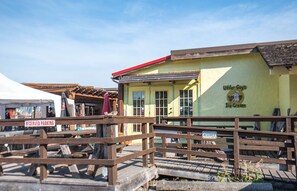 Exterior - 2 Bedroom suite with hot tub! Minutes to local attractions, dining, and trails! (Cobble Hill)