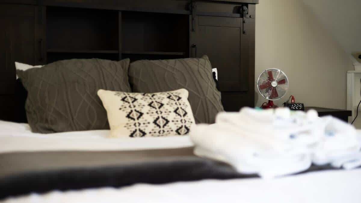 4 soverom, skrivebord, strykejern/-brett og reiseseng for barn