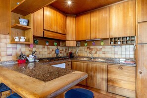 Frigorifero, forno, piano cottura, lavastoviglie