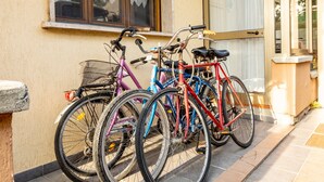 Una fila de bicicletas estacionadas frente a un edificio.