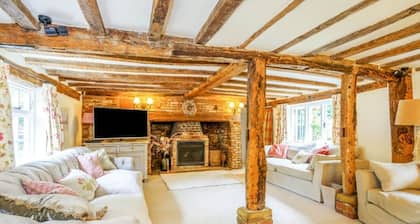 Beautiful 16th century house in national park 1 hr from London with small pool