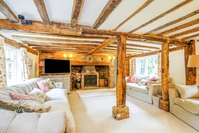 Beautiful 16th century house in national park 1 hr from London with small pool