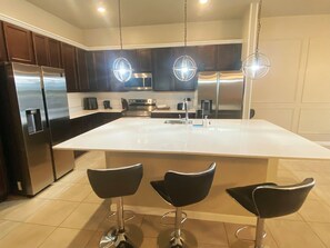 Fridge, microwave, oven, dishwasher - STAR WAR 3D Luxury 12BR/11.5BA Pool Villa! 15 Mins to Disney / Sleep 26 (Kissimmee)