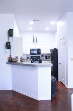 冷蔵庫、電子レンジ、オーブン、コンロ