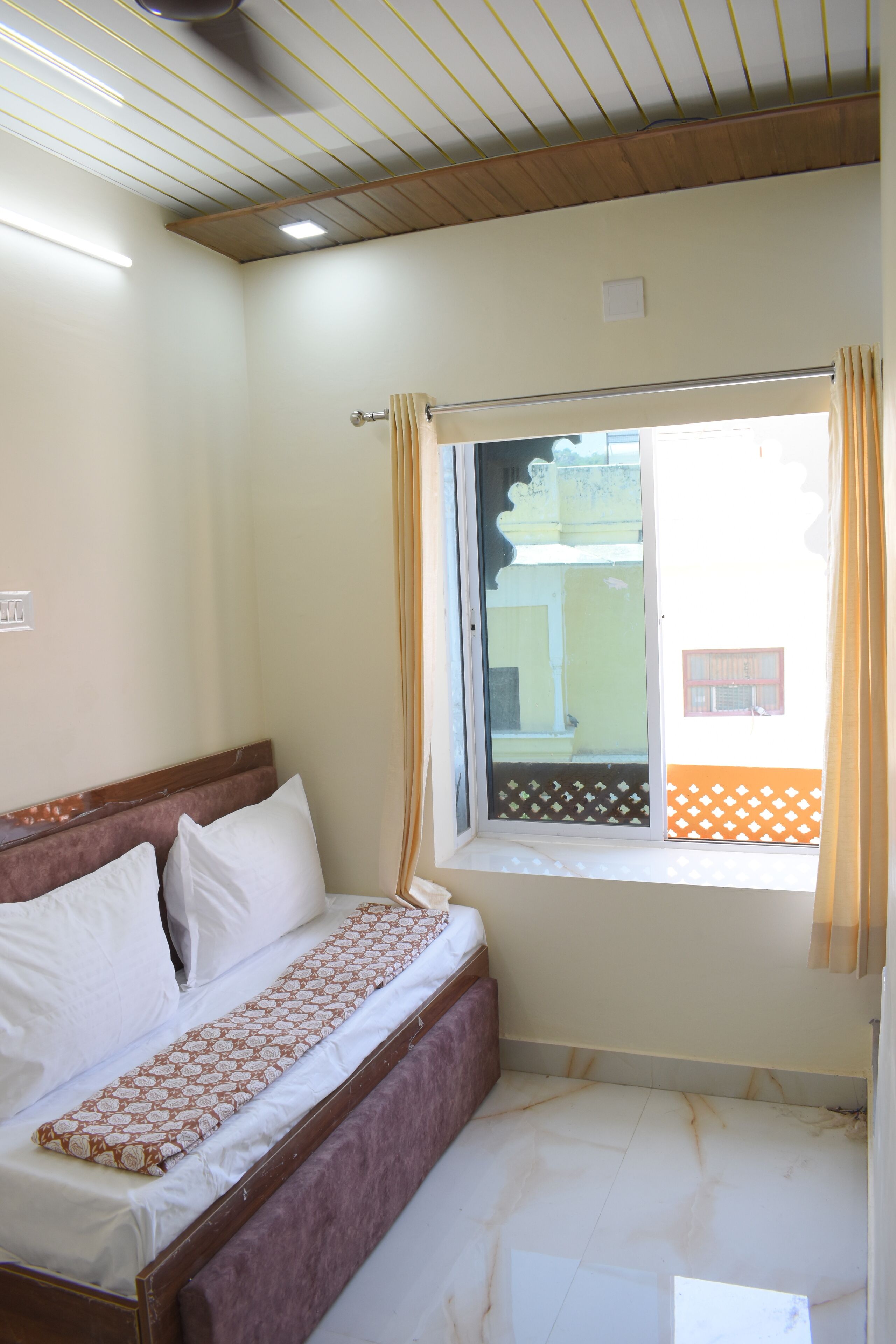 3 habitaciones, tabla de planchar con plancha y ropa de cama 