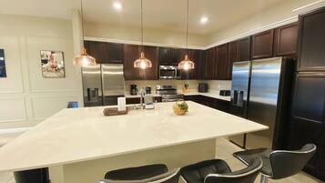 Kühlschrank, Mikrowelle, Ofen, Geschirrspüler