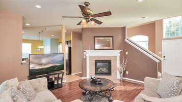 TV connectée, cheminée, baby-foot, écrans d'ordinateur