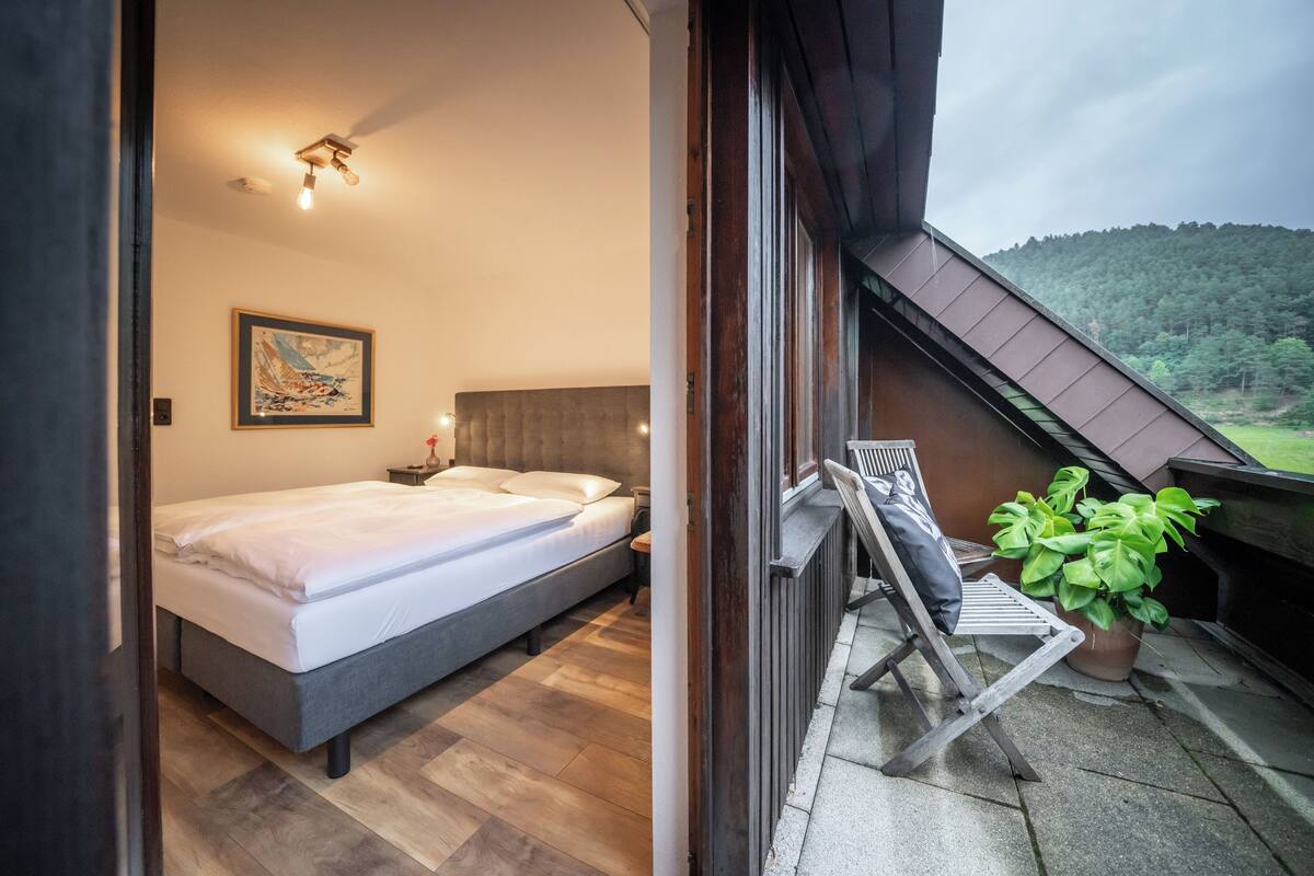 Kahden hengen deluxe-huone, 1 suuri parisänky | 1 makuuhuone, yksilöllisesti sisustettu, yksilöllisesti kalustettu
