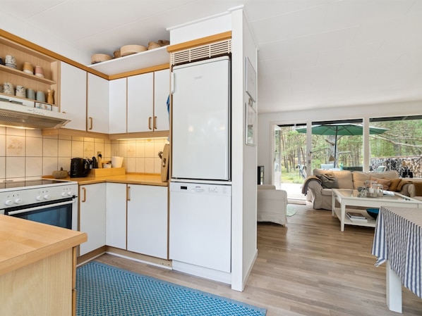 Kühlschrank, Geschirrspüler, Kochgeschirr/Geschirr/Besteck