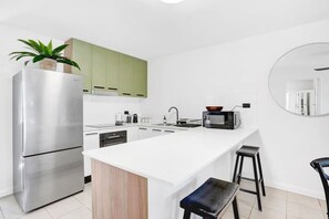 Een koelkast, een microgolfoven, een oven, een kookplaat