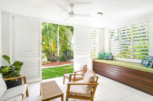 Focus on Spence - Stylish Poolside Retreat Minutes from Cairns CBD