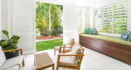 Focus on Spence - Stylish Poolside Retreat Minutes from Cairns CBD