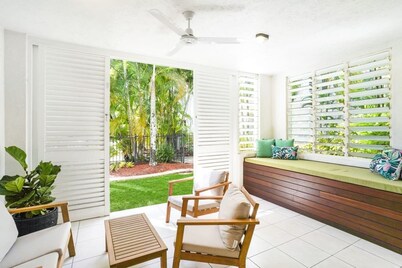 Focus on Spence - Stylish Poolside Retreat Minutes from Cairns CBD