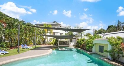 Focus on Spence - Stylish Poolside Retreat Minutes from Cairns CBD