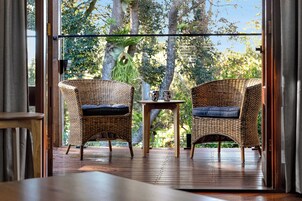 Vila romântica, 2 quartos, banheira de imersão, vista para o jardim | Terraço/pátio