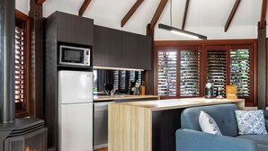 Eine moderne Küche mit eingebauter Mikrowelle, Kühlschrank und Herd.