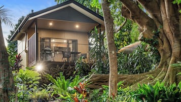 Vila Bulan Madu, 1 Tempat Tidur King, hot tub, pemandangan kebun | Teras/patio