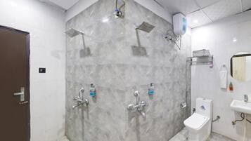 Rom – deluxe | Bad | Dusj, regndusjhode, toalettartikler (inkludert) og badekåper