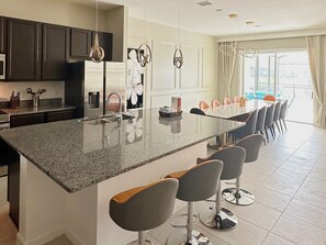 Kylskåp, mikrovågsugn, ugn och diskmaskin