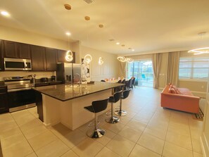 Kühlschrank, Mikrowelle, Ofen, Geschirrspüler