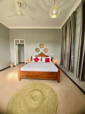 3 habitaciones, tabla de planchar con plancha, wifi y ropa de cama 