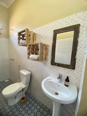 Shower, towels, soap, shampoo - Cozy bungalow near kendwa beach (Kendwa)