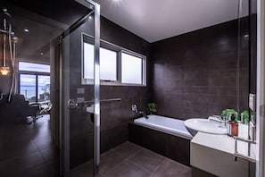 Deluxe-Haus | Badezimmer | Dusche, Handtücher