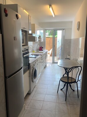 Fridge, microwave, oven, dishwasher - Grand T3 Terrasses Jardin (Antibes)