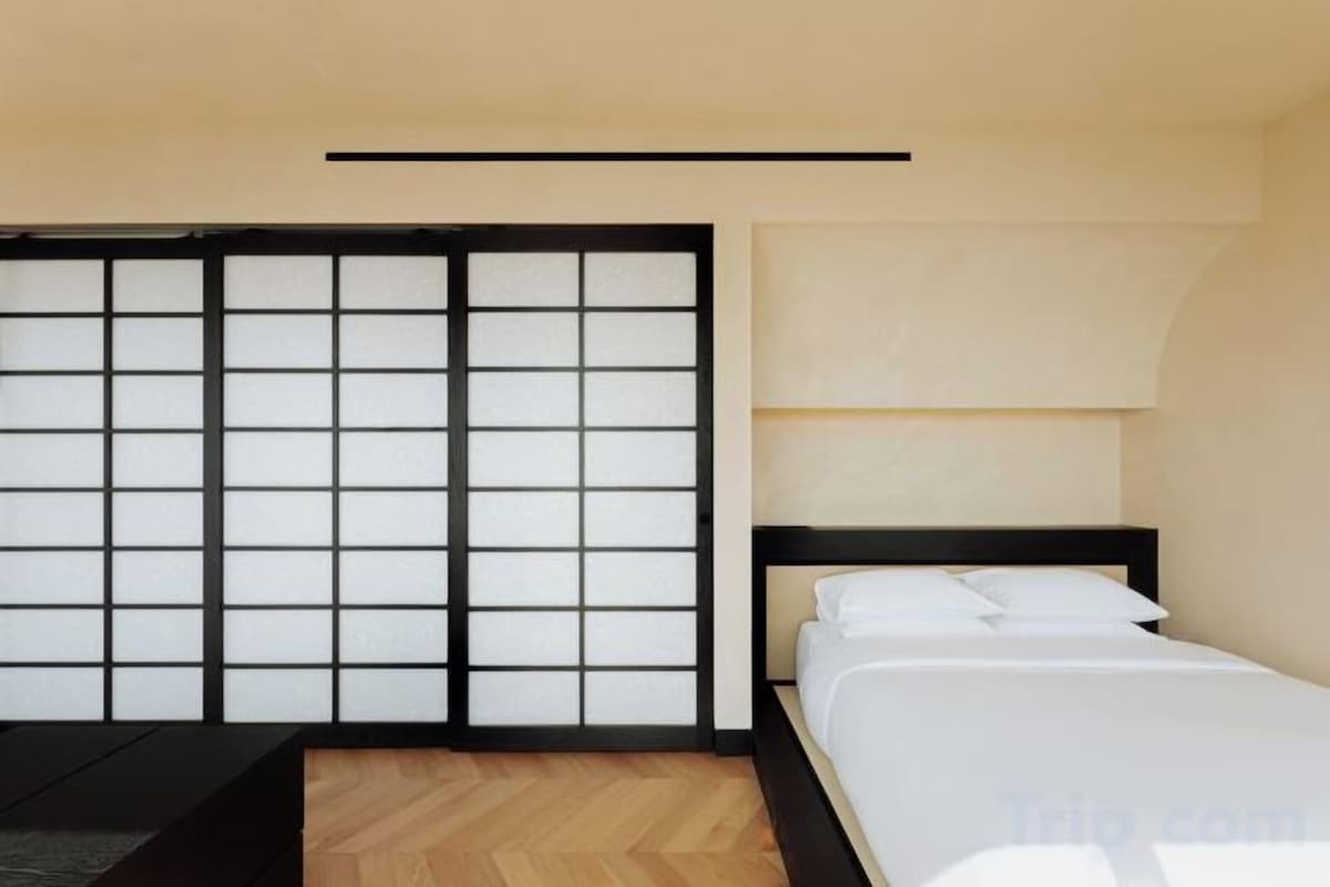 Hypo-allergenic bedding, in-room safe, laptop workspace, soundproofing