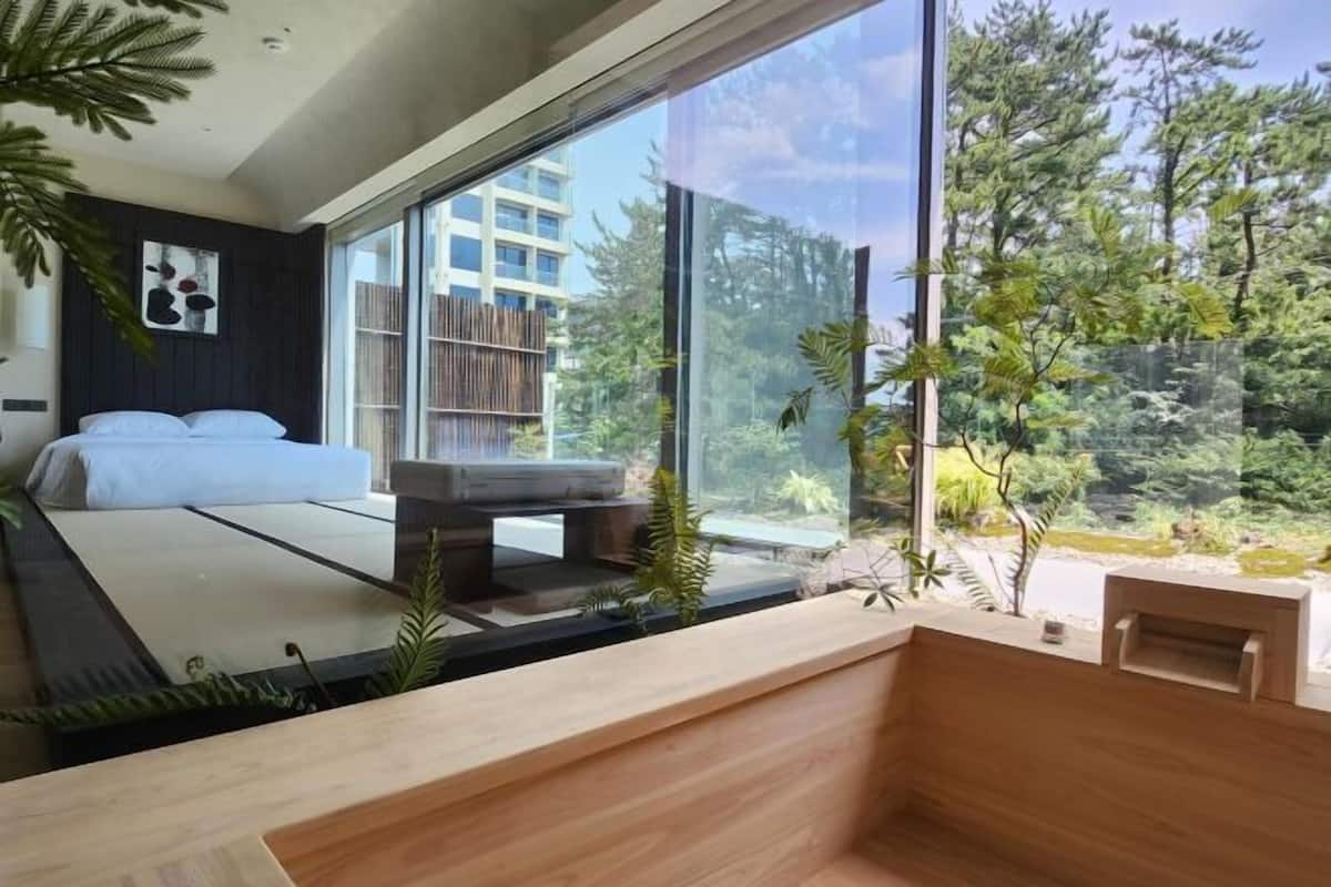 1 bedroom, hypo-allergenic bedding, in-room safe, laptop workspace