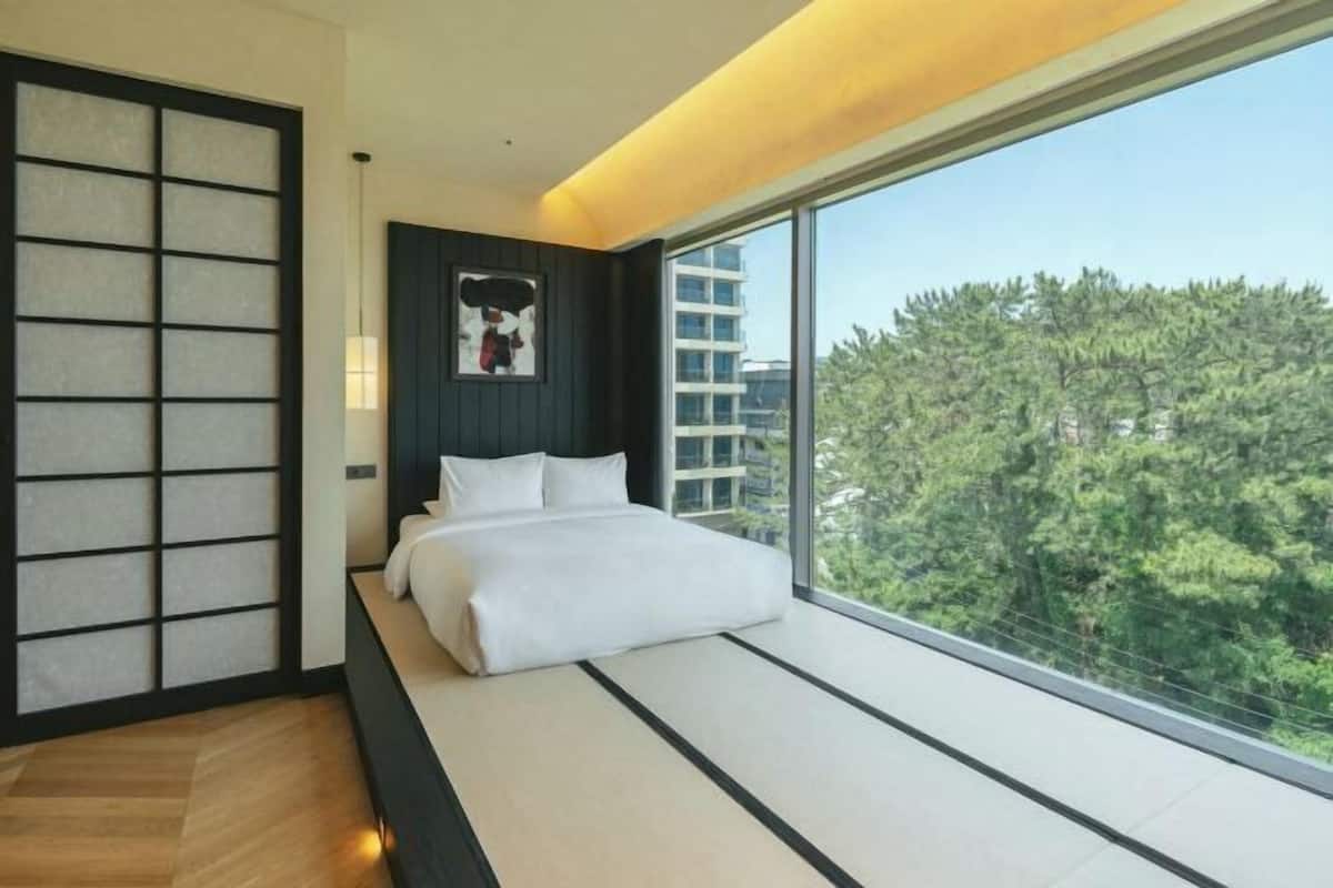 1 bedroom, hypo-allergenic bedding, in-room safe, laptop workspace