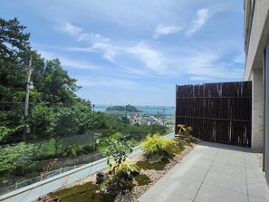 Garden Terrace Mountain + Outdoor Hinoki Tub | Terrace/patio - IJE Busan (Busan)