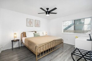 2 bedrooms, iron/ironing board, free WiFi, bed sheets - King Bed, Parking, Pool, Museums, Aquarium! (Tempe)