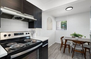 Réfrigérateur, four à micro-ondes, un four, surface de cuisson