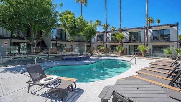 A modern hotel with a swimming pool, lounge chairs, and palm trees. - King Bed, Parking, Pool, Museums, Aquarium! (Tempe)