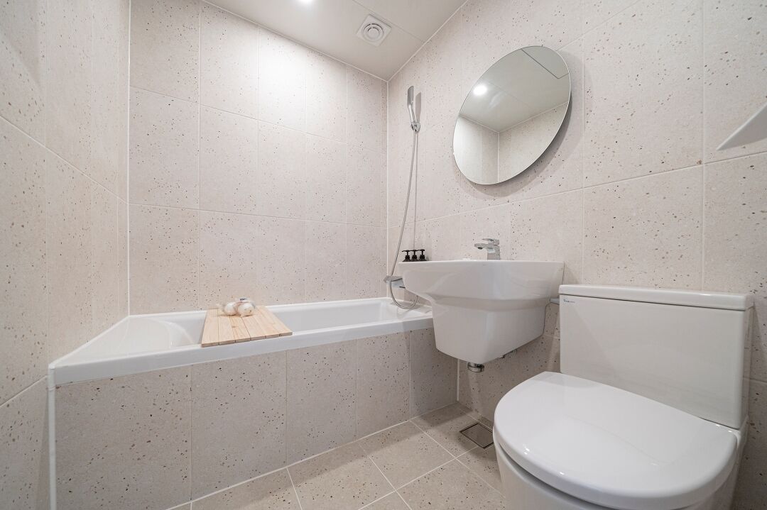 Standard | Bathroom | Hair dryer, towels, shampoo, toilet paper