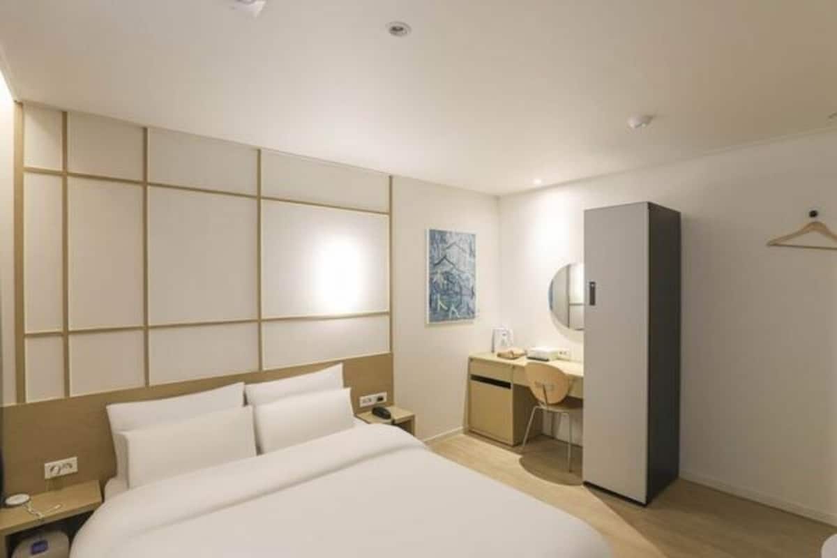 Standard Styler | Premium bedding, soundproofing, free WiFi, bed sheets