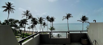 20 yards from the beach • Private rooftop villa in exclusive neighborhood