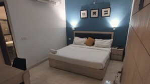 Ein Schlafzimmer mit einem Bett, einem Deckenventilator und einem Nachttisch.