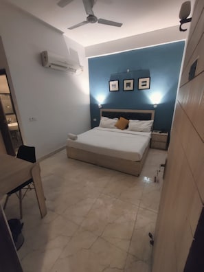 Ducha, cabezal de ducha tipo lluvia, toallas, jabón