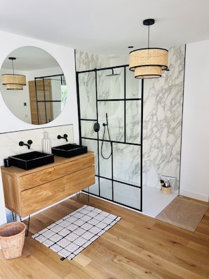 Een douche, een haardroger, handdoeken