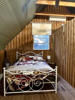 2 habitaciones, tabla de planchar con plancha y ropa de cama